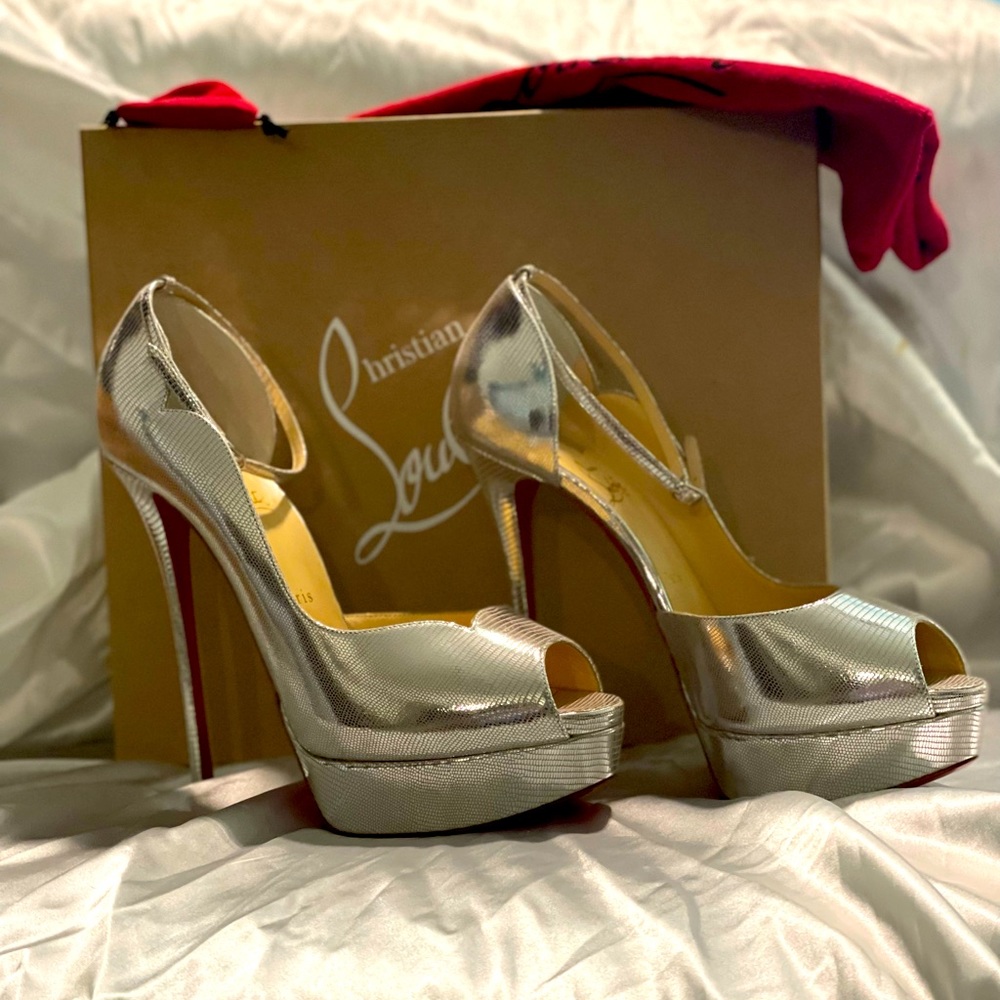 Round Chic Alta 150 calf laminato Dino nude/ silver brand new never worn size 42